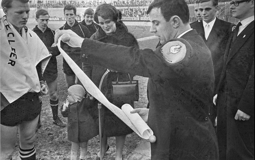 Johan Plageman (links) wordt in Galgenwaard gehuldigd als eerste doctorandus in het betaald voetbal. Foto: collectie Hans van Echtelt