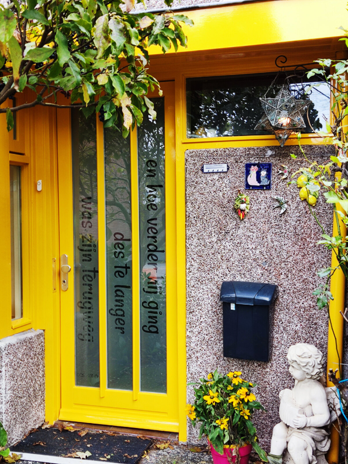 De tekst op een woonhuis aan de Verlengde Hoogravenseweg. (Foto JvW)