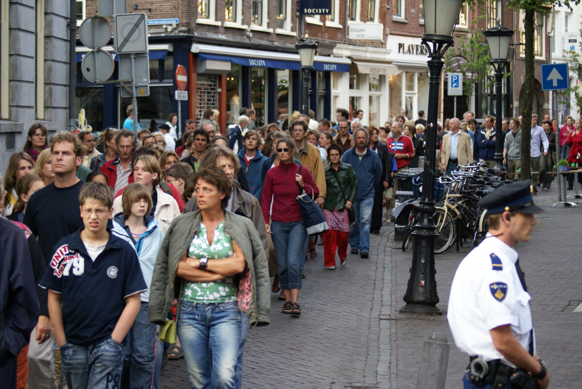 Oudkerkhof. Deelnemers van stille tocht in 2007. Foto: Ton van den Berg