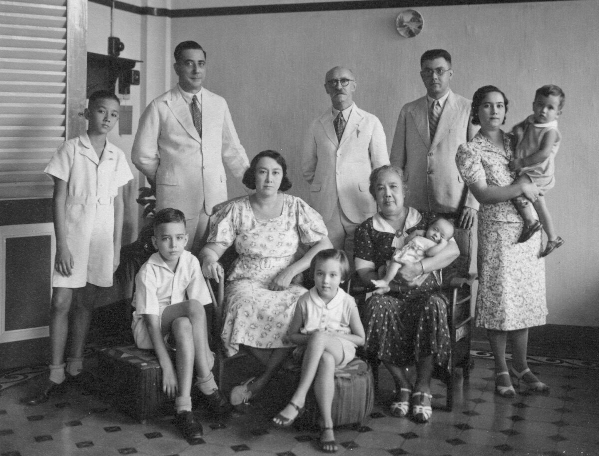 De familie Versnel bij elkaar Kerstmis 1938. In de stoel links Meeltje, de man achter haar is Fred Versnel. Rechts in de stoel Ma Schutte met in haar armen, een maand oud, Hans Versnel. Foto: familie Versnel