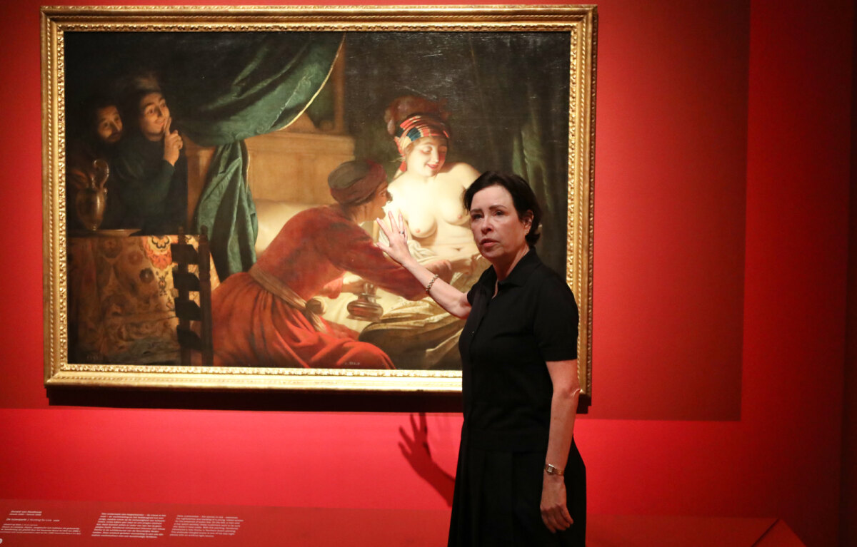 Liesbeth Helmus bij een van haar favoriete Honthorstschilderijen: De Luizenjacht uit 1628. Foto: Ton van den Berg