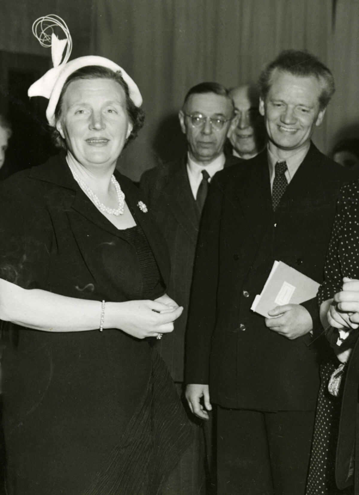 Yge Foppema met Koningin Juliana bij de opening van de tentoonstelling 'Gedrukt in Verdrukking' in het Haags Gemeentemuseum in 1951. Foto: Haags Gemeentearchief