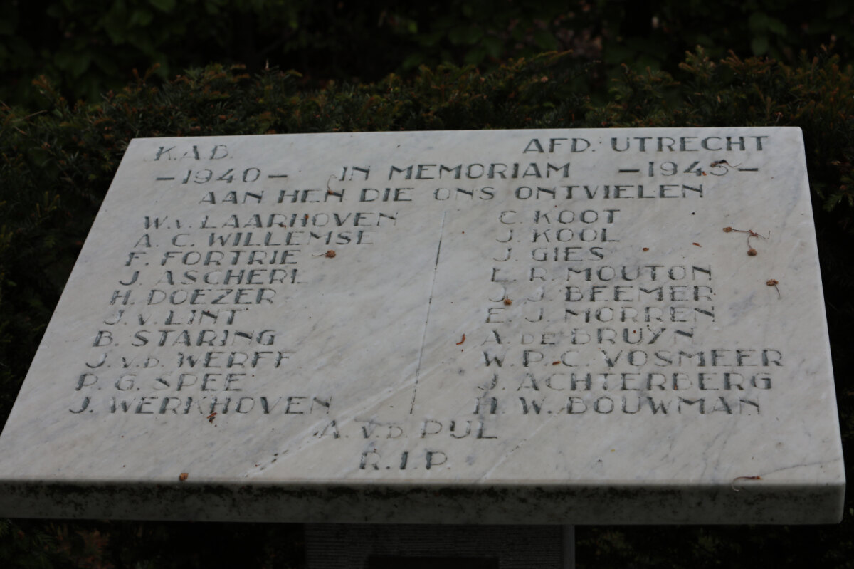 De gedenksteen van de Katholieke Arbeidersbeweging met tweede van linksonder de naam van Spee. Foto: Ton van den Berg