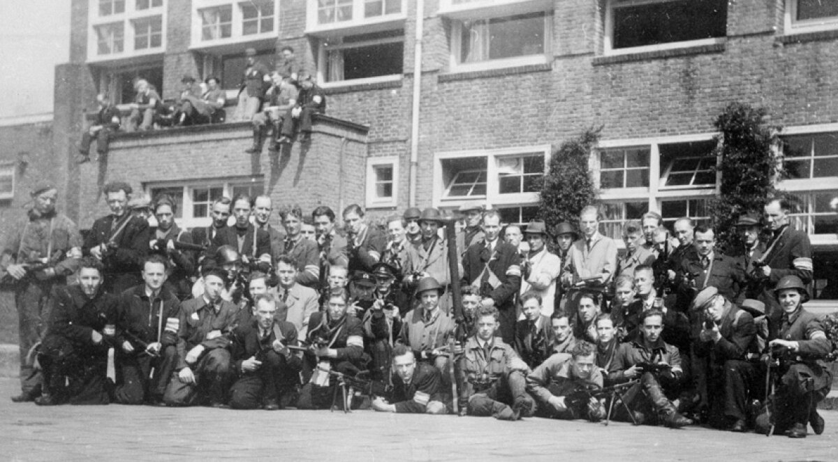 De tiende compagnie stoottroepen van de BS op 7 mei 1945 bij de Groen van Prinstererschool - Foto: Het Utrechts Archief