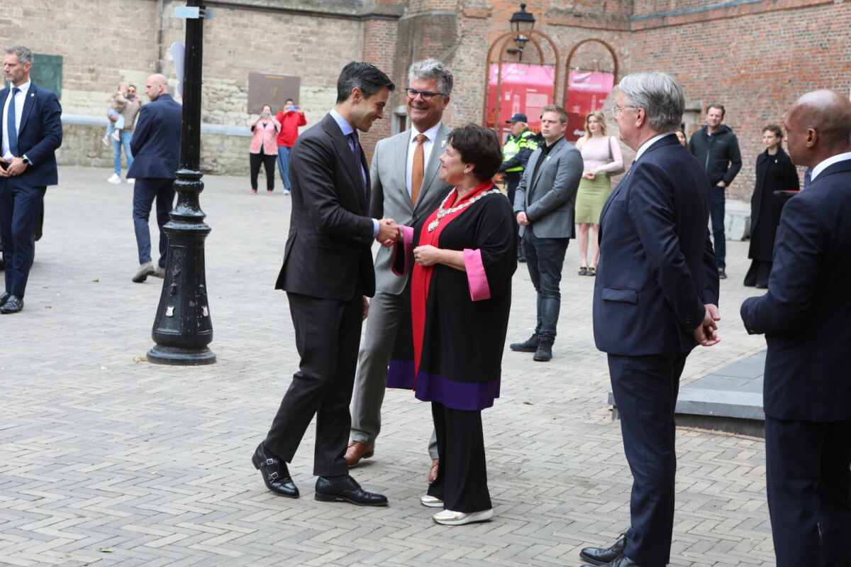 Aankomst van premier Rob Jetten op het Domplein met burgemeester Dijksma en commissaris van de koning Hans Oosters.