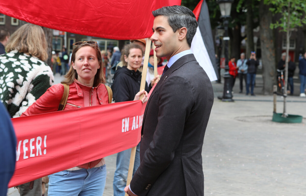 Rob Jetten ging meer dan drie minuten lang in gesprek met de demonstranten op het Domplein.