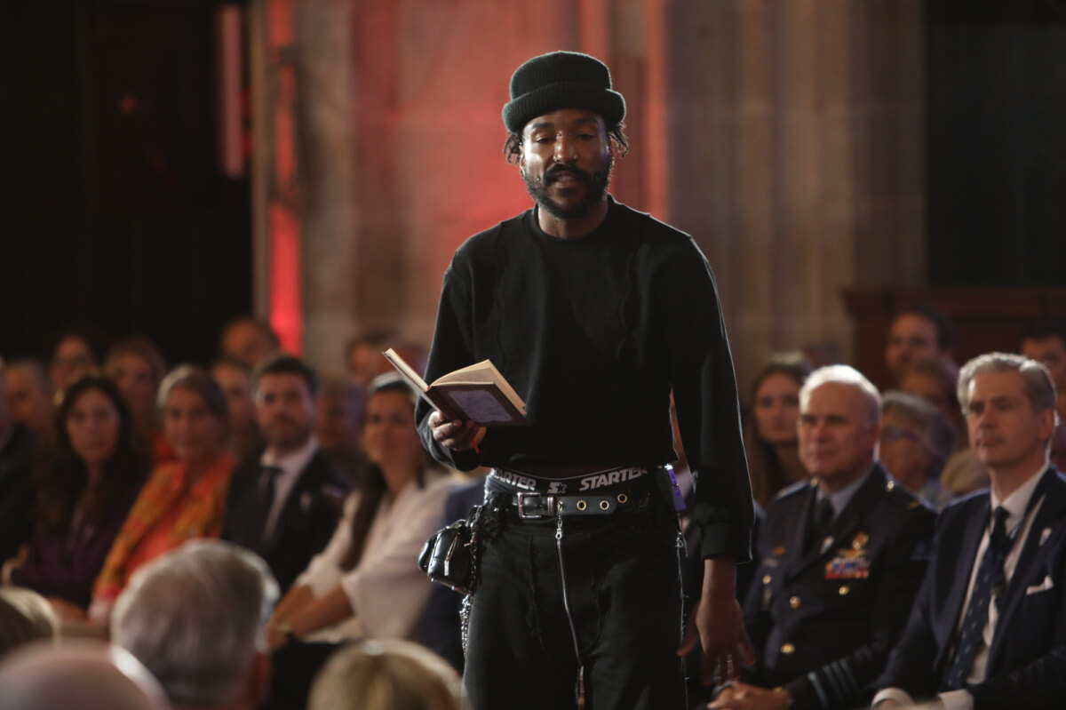 Spoken Word-artiest Duimalot eindigde zijn bijdrage met 'Nooit meer is nu!'