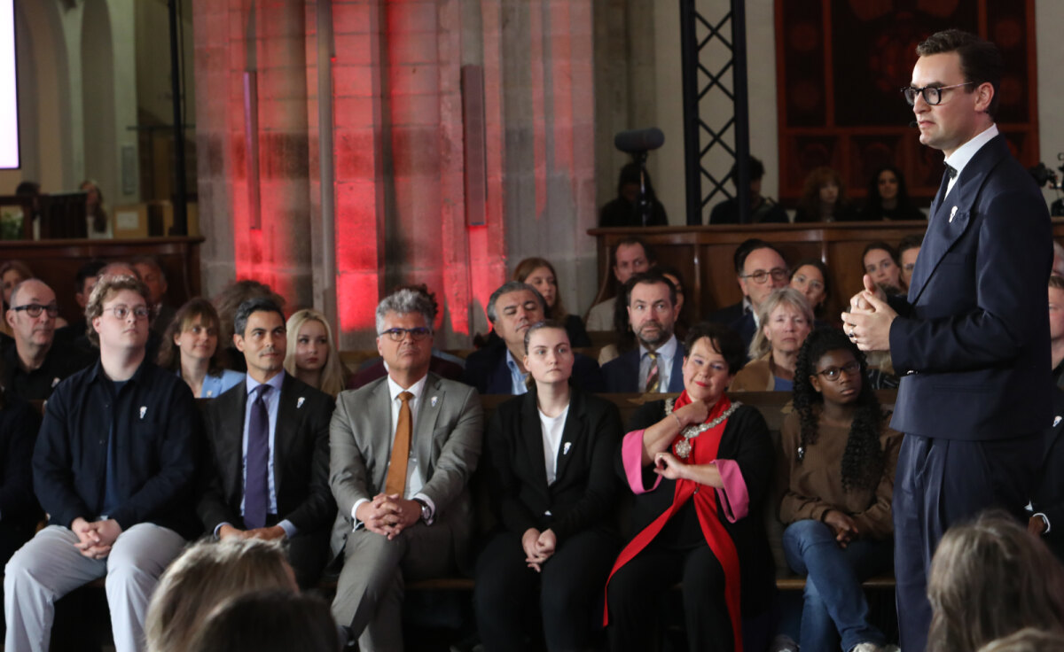 Splinter Chabot deed de 5-mei lezing in de Domkerk en ook zijn vader Bart (helemaal links op de foto) was erbij.