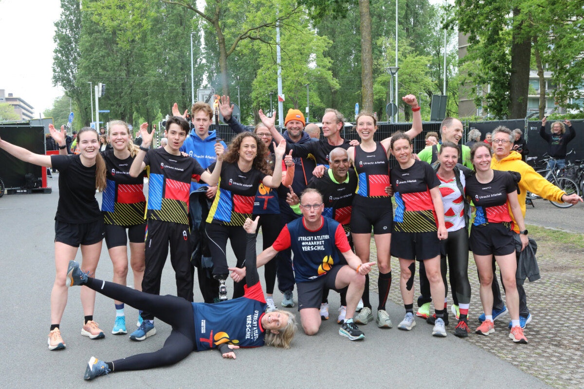De Utrechtse lopers van het bevrijdingsvuur dat ze in Wageningen ophaalden.
