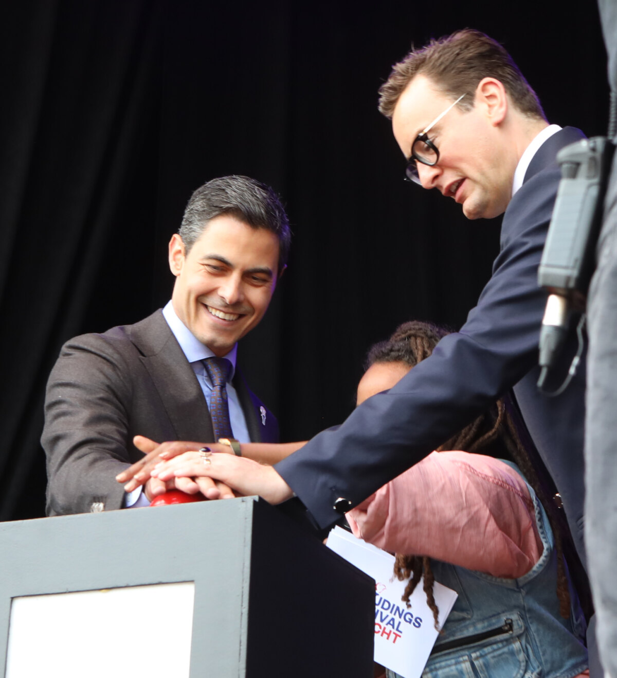 Rob Jetten, Splinter Chabot en Eva Cleven ontsteken het Bevrijdingsvuur.