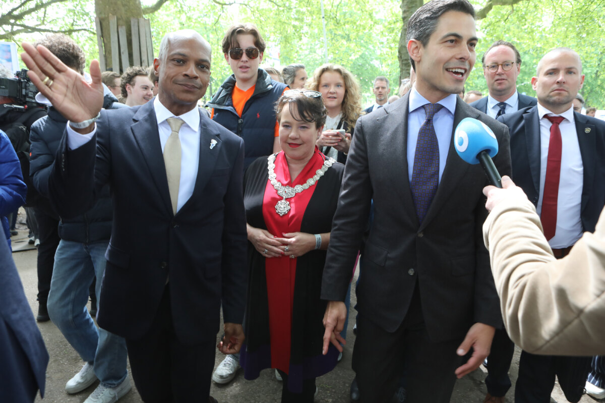 Onder begeleiding van Bevrijdingsfestival-voorzitter Jarrel Beets maakten de burgemeester en premier een rondje over het festivalterrein.