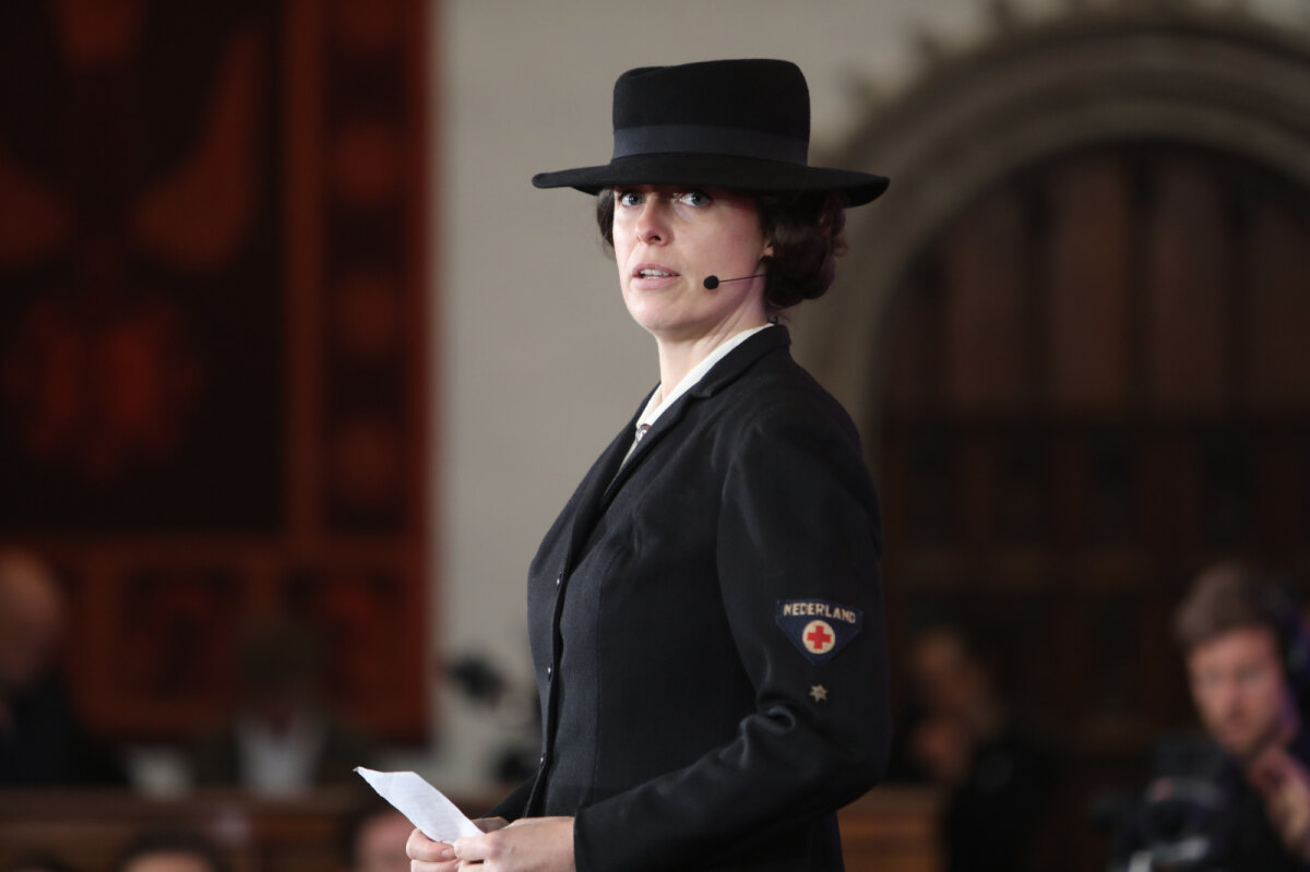 Centraal in de Domkerk stond Loes van Overeem (hier uitgebeeld door actrice Nina Goedegebure), de Rode Kruismedewerkster die in 1945 de bevrijding aankondigde in Kamp Amersfoort.