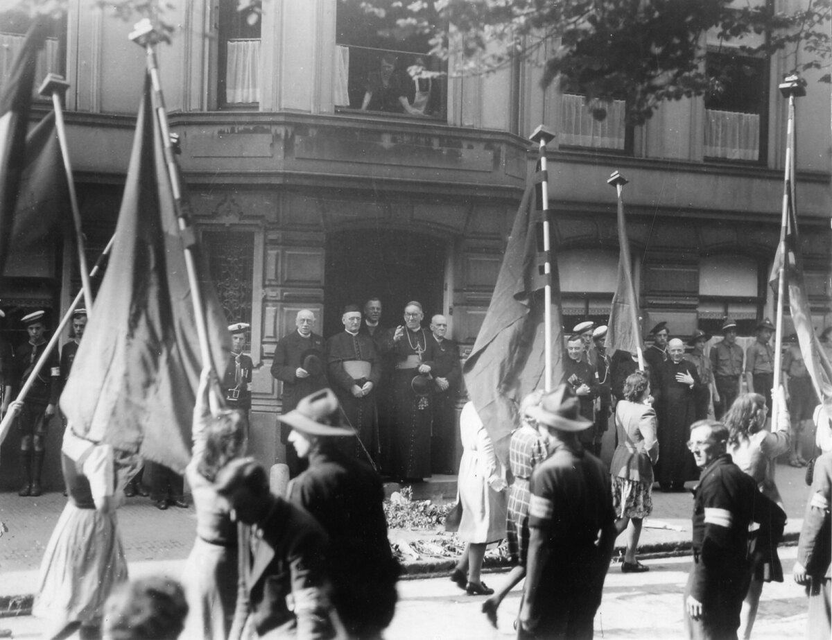 Defil&eacute; langs het aartsbischoppelijk paleis aan de Maliebaan met De Jong op het bordes. Foto: HUA