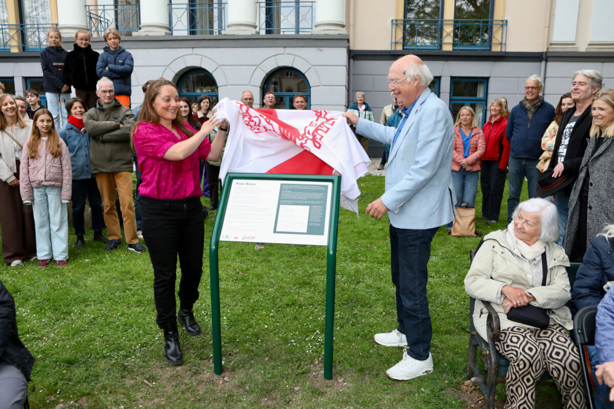 Hanneke van Eijken, stadsdichter, en Ad van Liempt, historicus, onthulden een bord waarop het verhaal van de Polar Bears wordt verteld een een gedicht dat Van Eijken maakte. Foto: Ton van den Berg