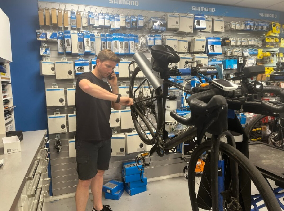 De fiets ondergaat een reparatie.