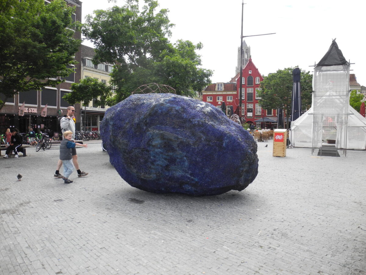 Een 'meteoriet' op de Neude. Foto: JvW