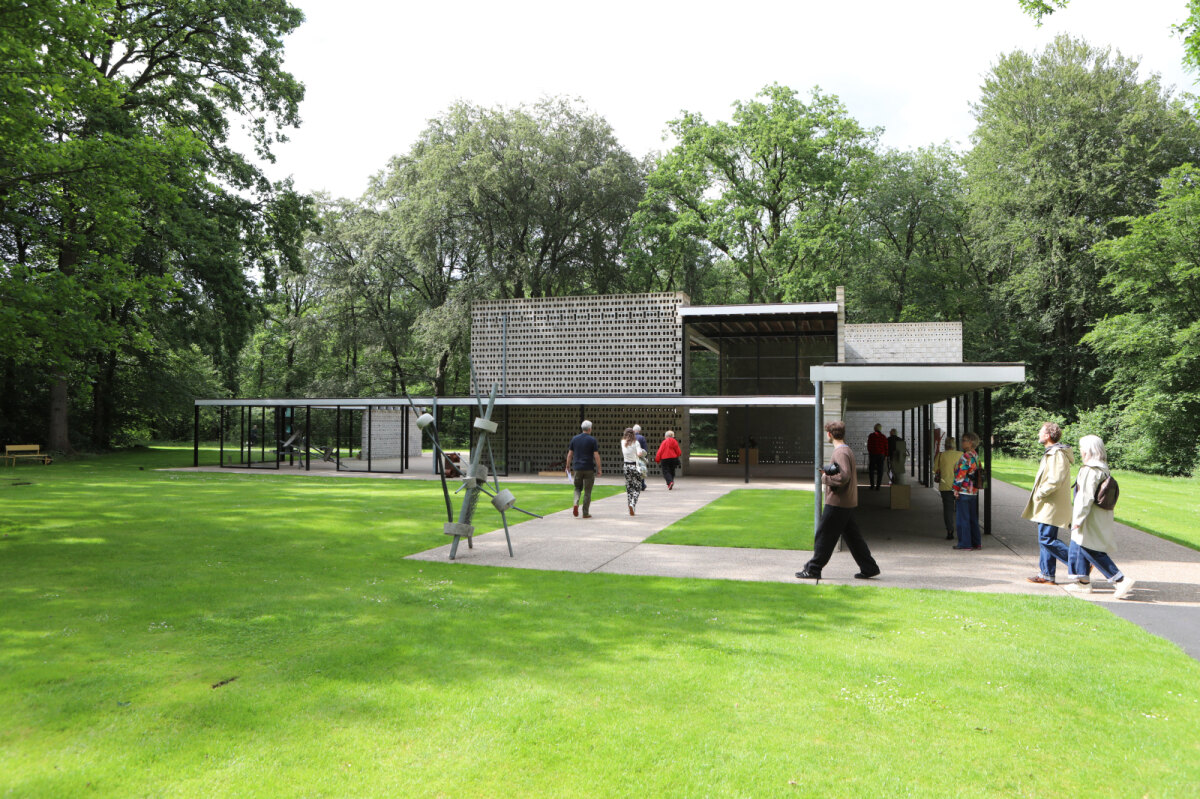 Het Rietveldpaviljoen met werk van Ruud Kuijer. Foto: Ton van den Berg