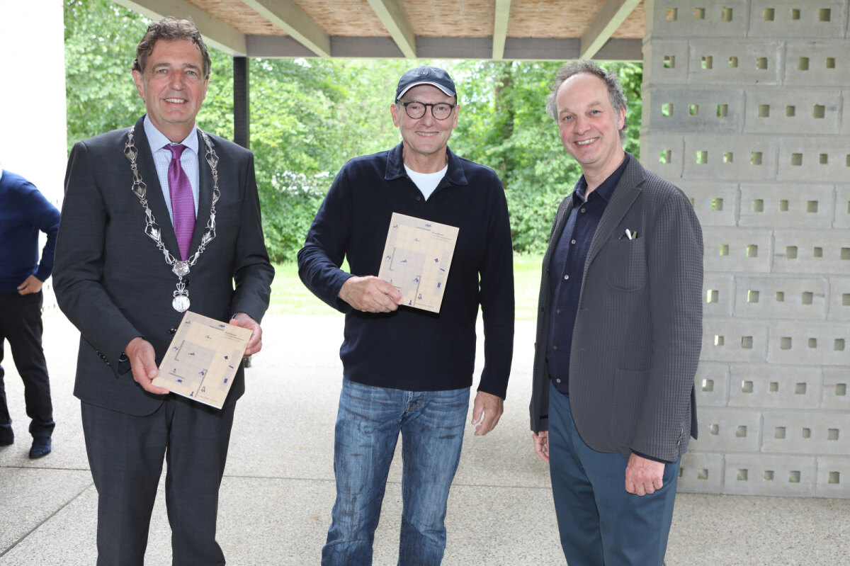 Burgemeester Verhulst, Ruud Kuijer en Benno Tempel (directeur Kroller-Muller). Foto: Ton van den Berg