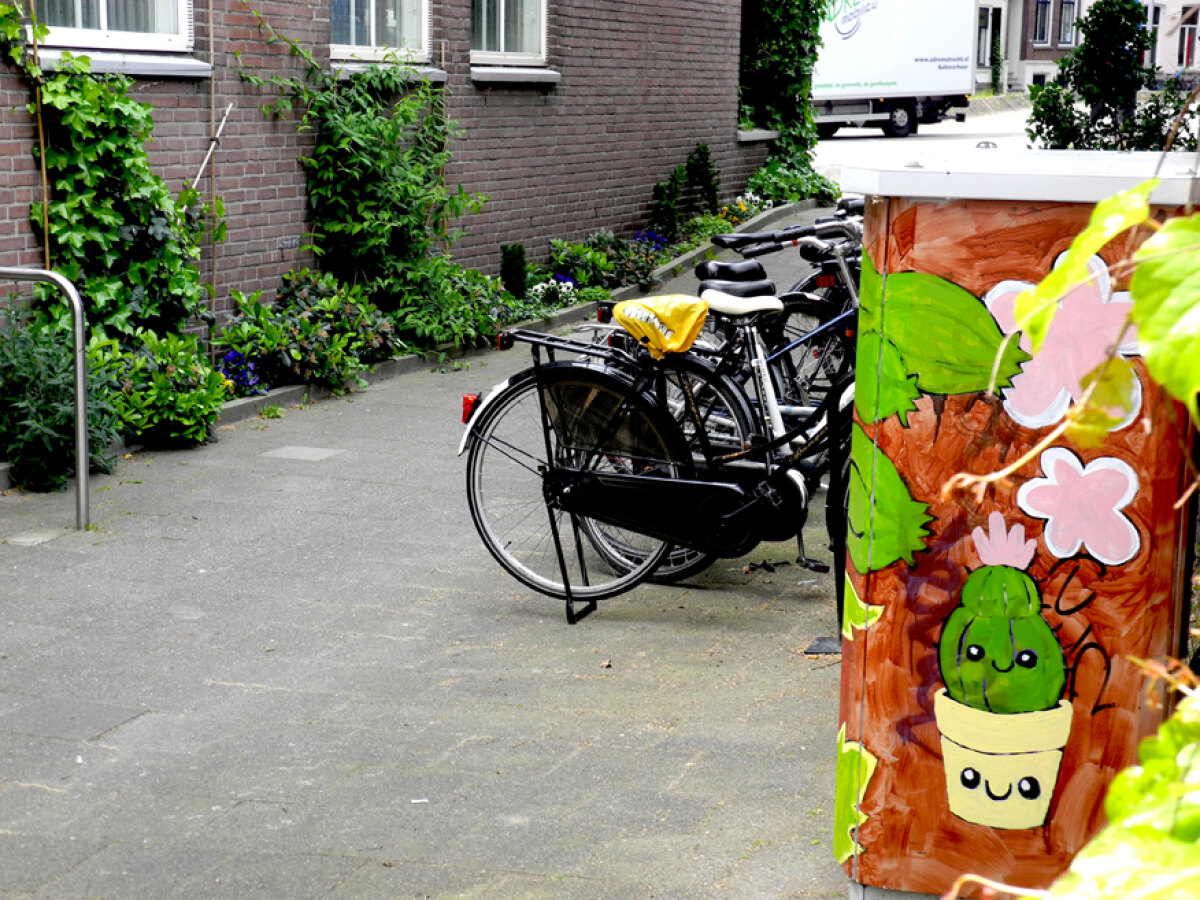 Een groene oase vlakbij het langsrazende autoverkeer.