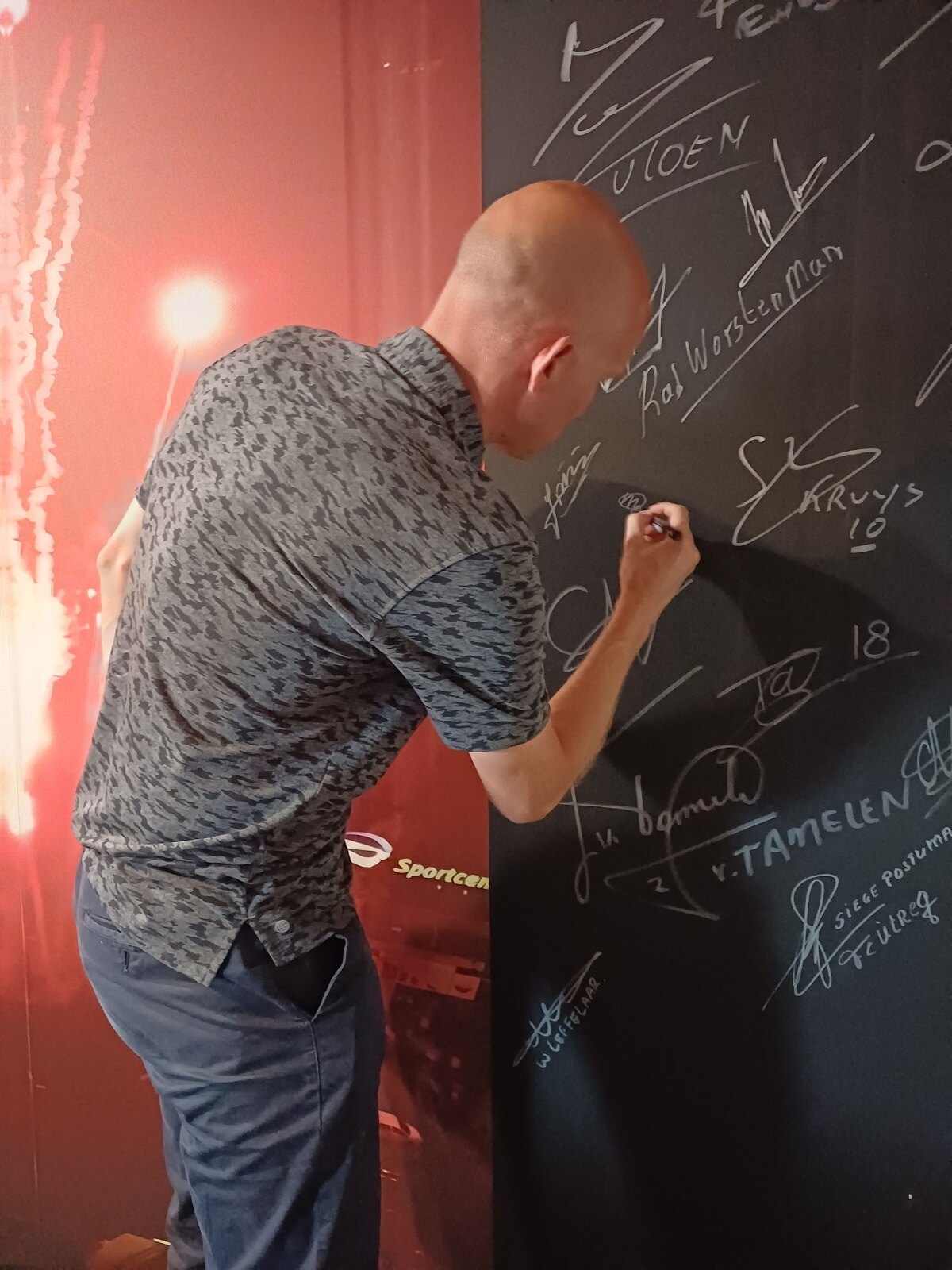Marco Gerling tekent het handtekeningenbord.