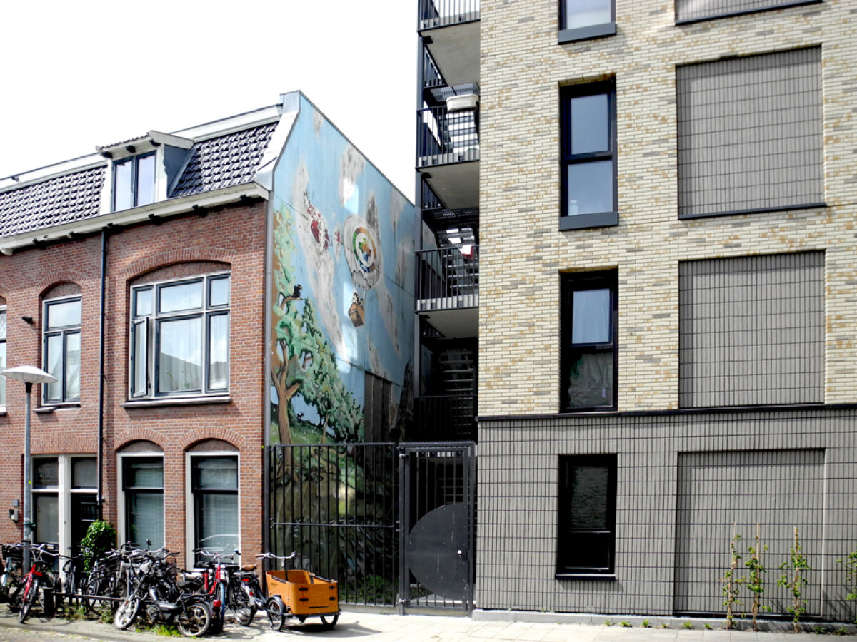 De muurschildering is nu verborgen achter een nieuw appartementencomplex. Foto: Joost van Waert