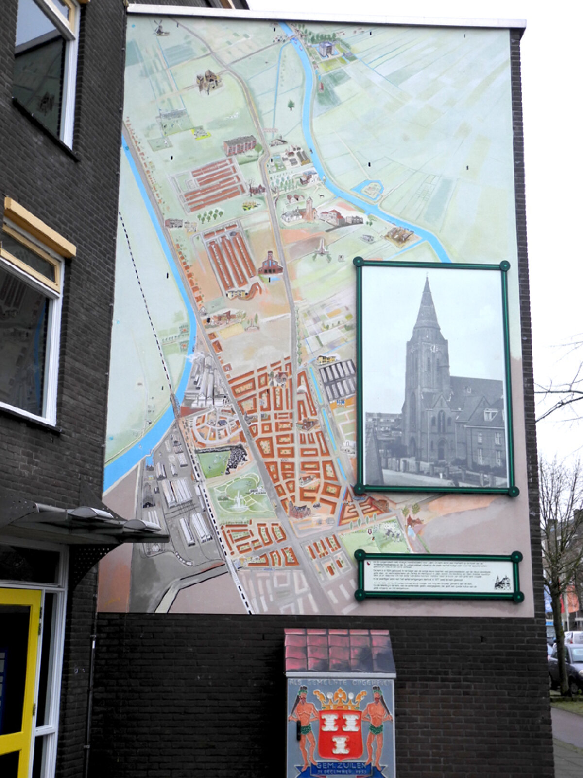 De foto van de Ludgeruskerk hangt weer op zijn plaats.