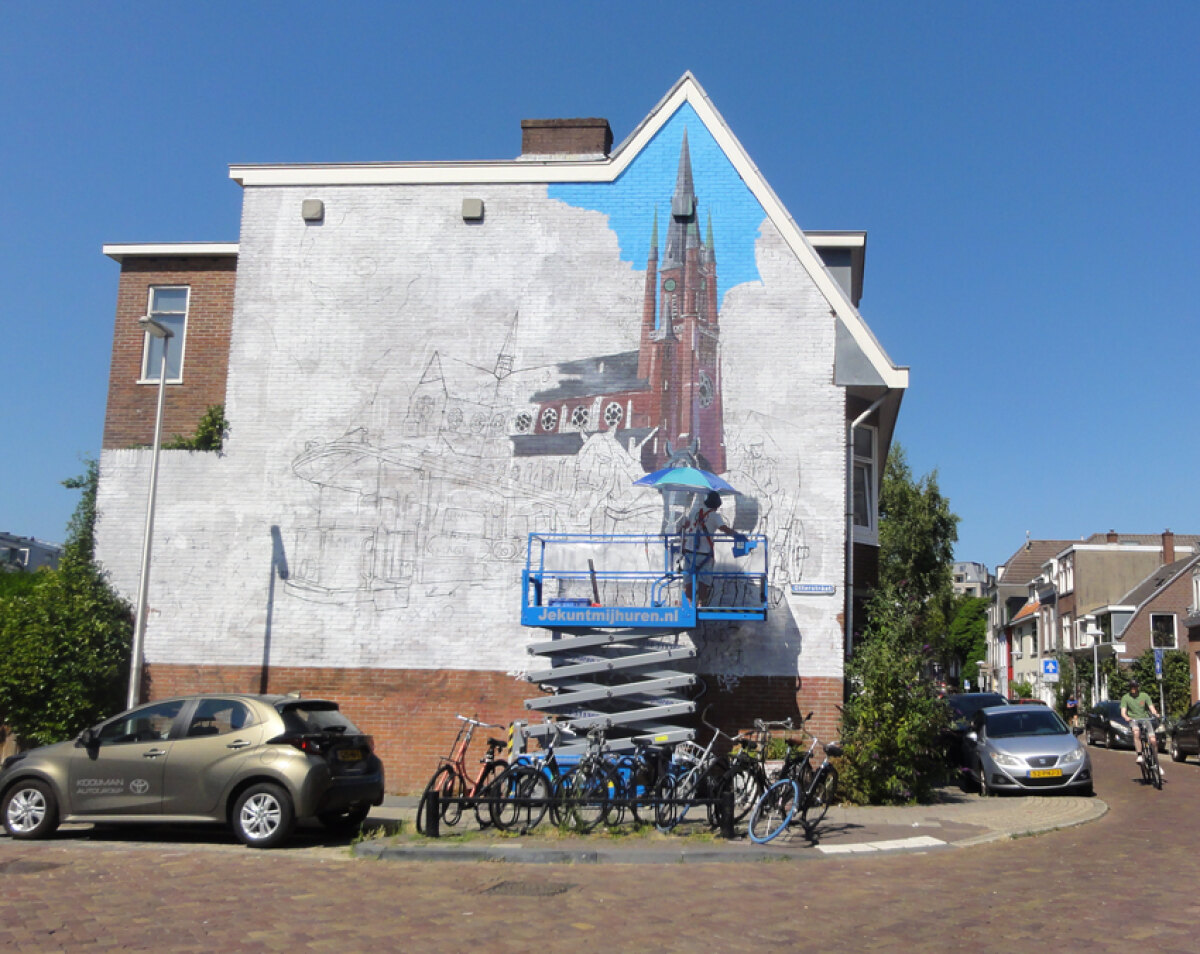 De spits van de Monicakerk past mooi in de dakpunt. Foto: FdJ
