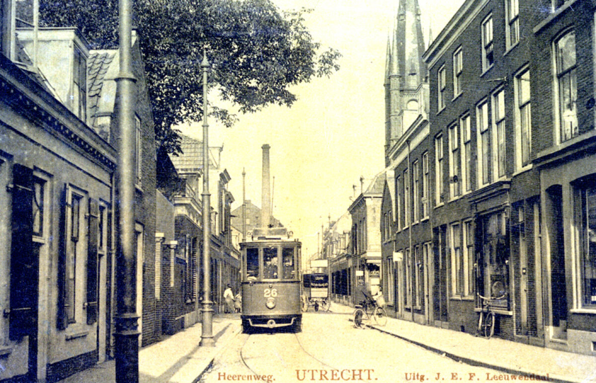 Tramlijn 1 op de Herenweg. Op de achtergrond de Monicakerk. Foto: Het Utrechts Archief.