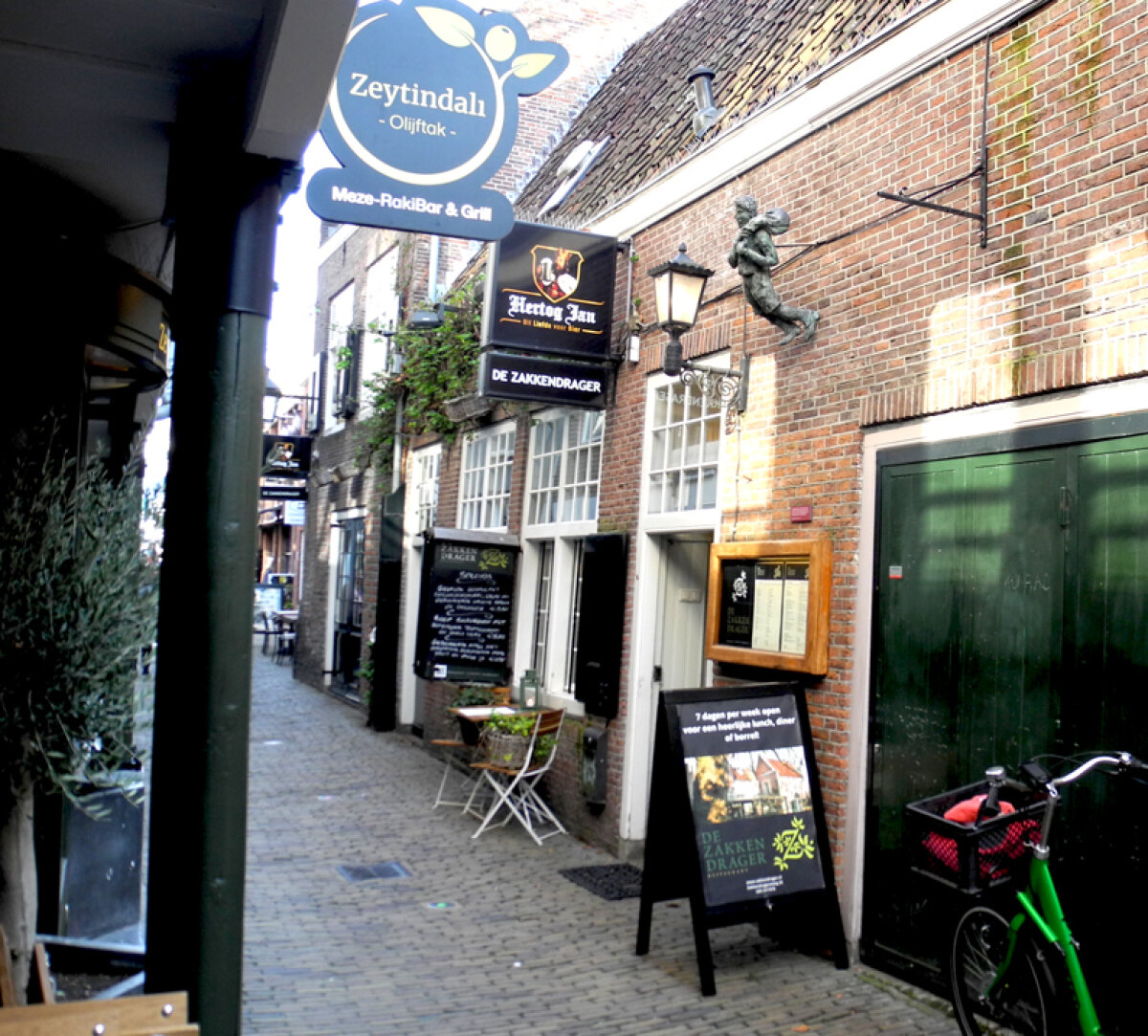 Inge Kristel maakte een beeldje van een zakkendrager voor het gelijknamige restaurant.