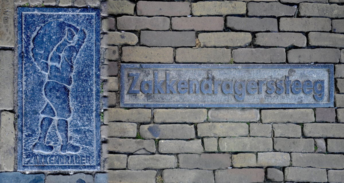 Stoepstenen markeren begin en einde van de steeg.