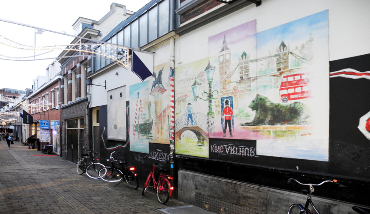 Reclameschilder Adri de Bruijn maakte een grote muurschildering op King Arthur, de Engelse pub.