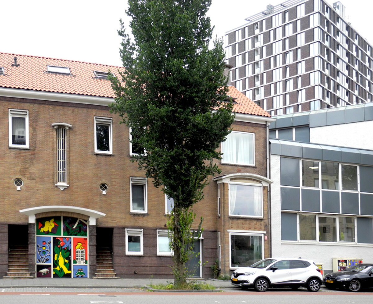 Rechts zijn nog net de transformatorkastjes te zien die Sophie in 2024 beschilderde.
