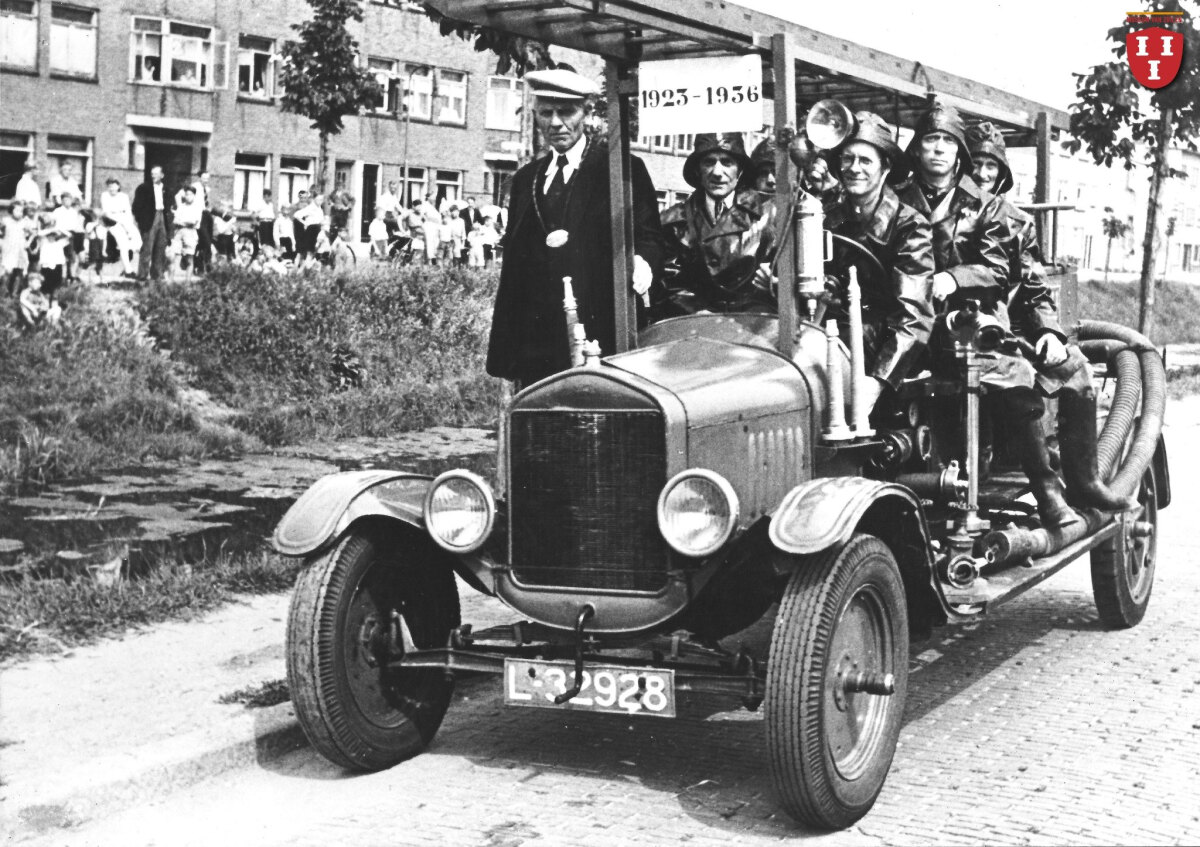 Tijdens het 12&frac12;-jarig bestaan van de Vrijwillige Brandweer Zuilen reed deze historische brandweerwagen van Oud-Zuilen mee in het defil&eacute;. Foto: Museum van Zuilen