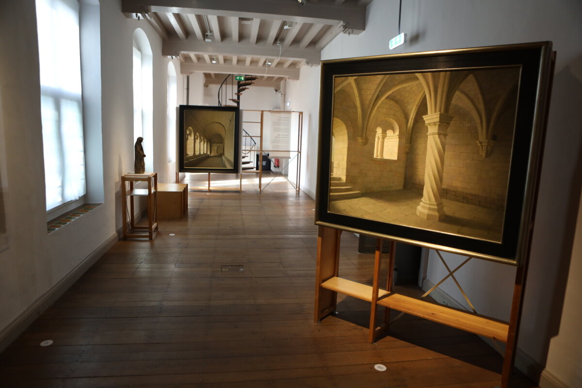 Diverse schilderijen van Helmantel in de gangen van het Catharijneconvent. Foto: Ton van den Berg