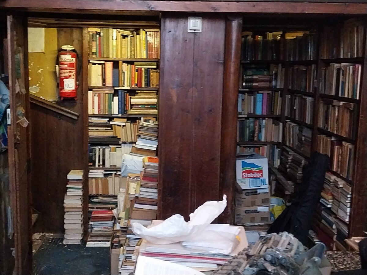 Binnen liggen de boeken nog steeds opgestapeld. Foto: Paula Swieringa