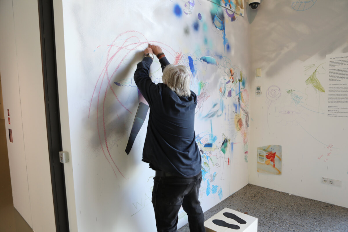 Jeroen Weilaert 'schrijft' op de muur van het Centraal Museum. Foto: Ton van den Berg