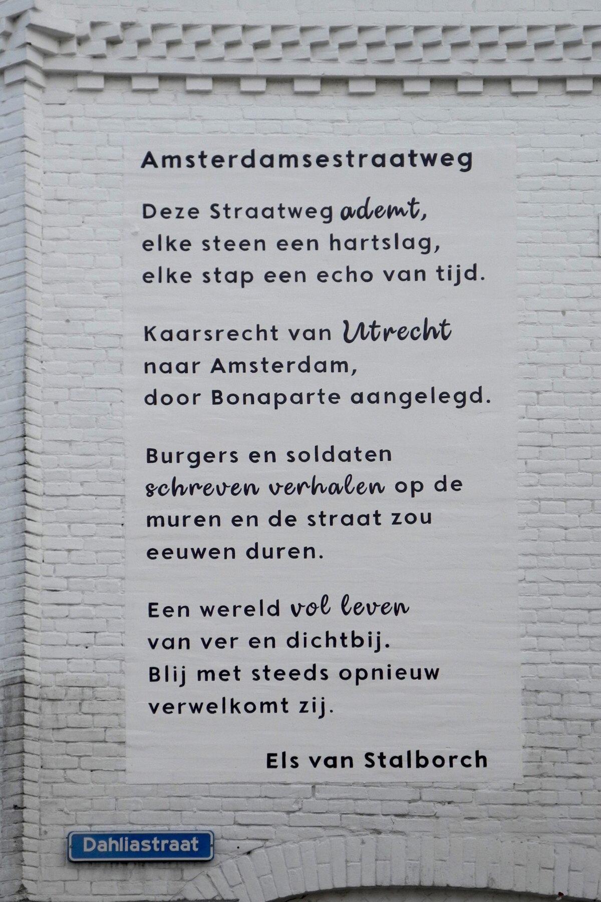 Gedicht bij de heringerichte Amsterdamsestraatweg. Foto: Joost van Waert
