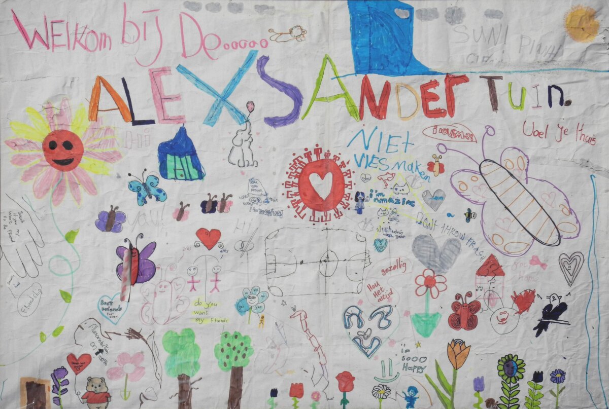Op een groot bord hebben de kinderen teksten en tekeningen gezet. Foto: Joost van Waert