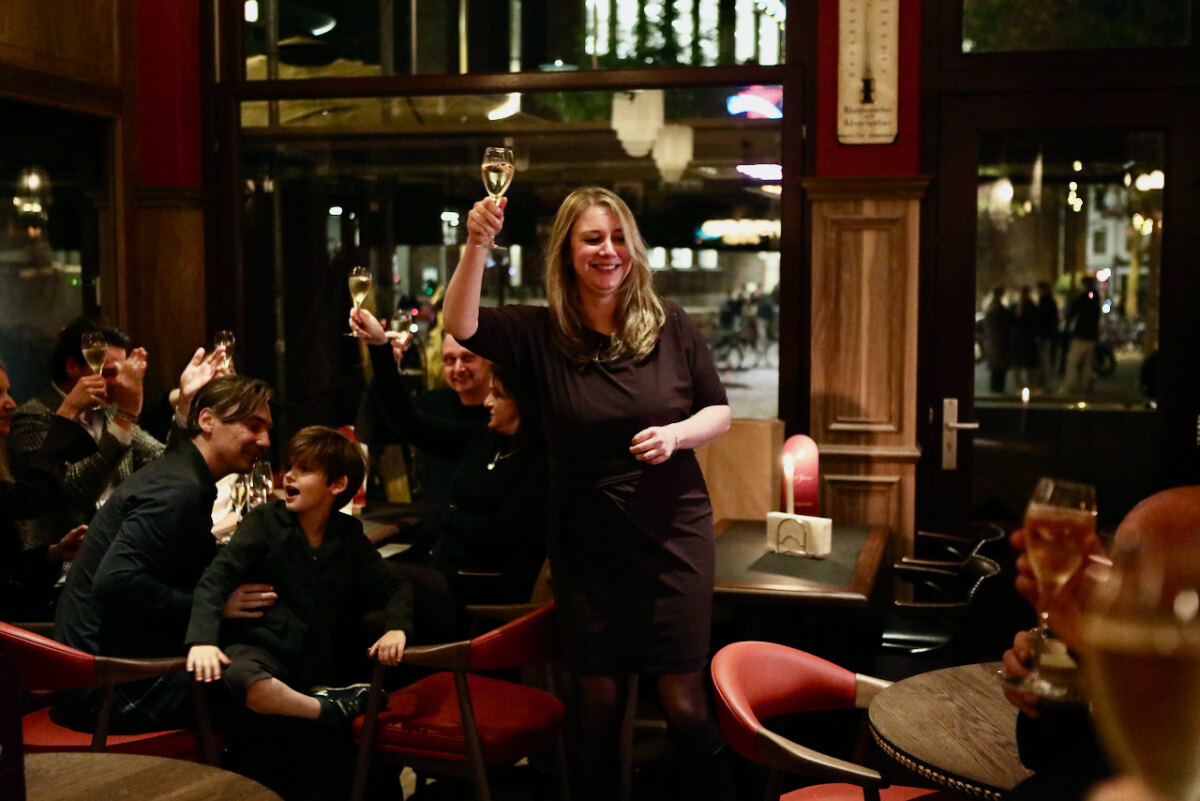 Daphne van Hintum proost op een nieuwe start van Le Journal.