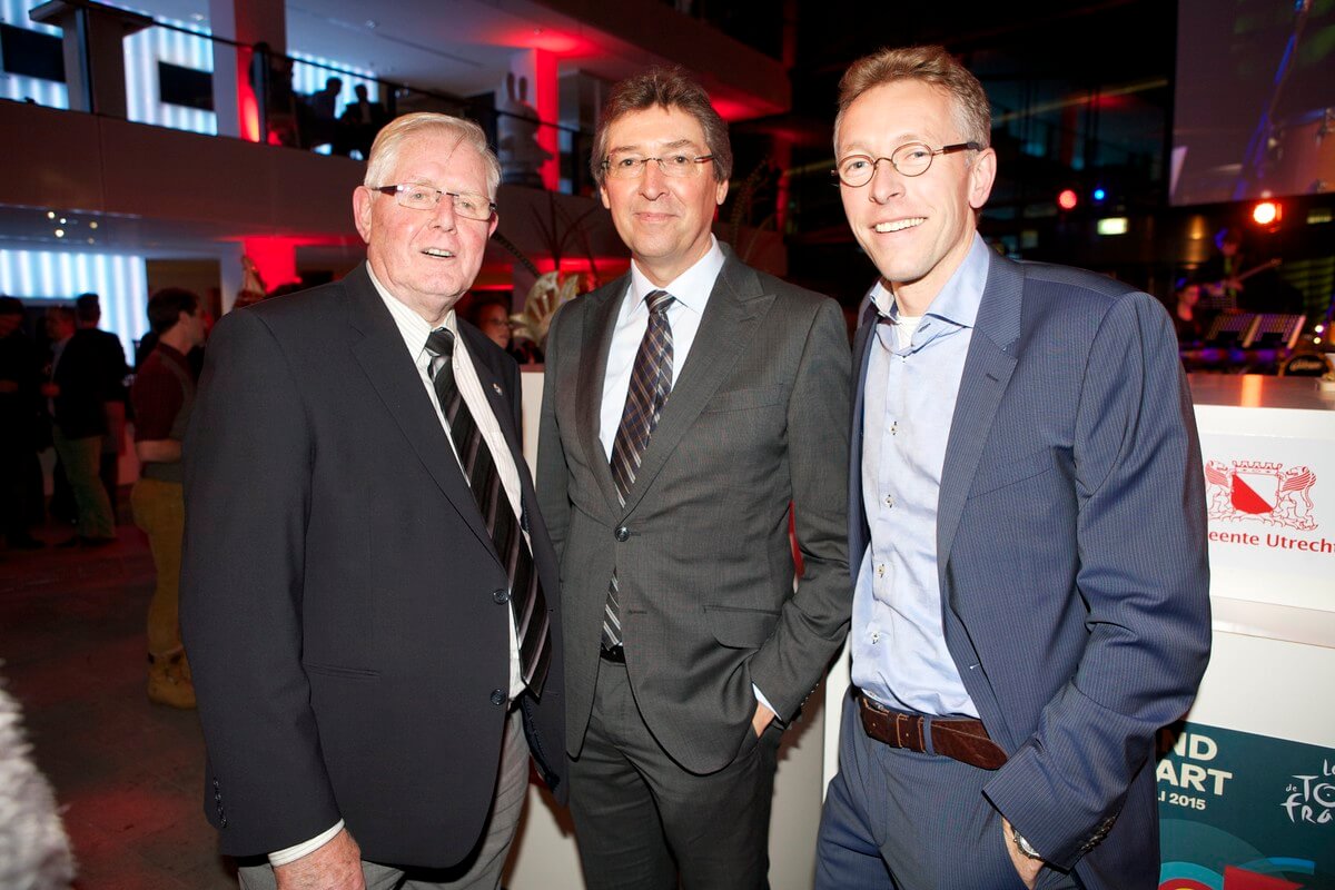 Op de receptie ook oud-burgemeester Wolfsen en oud-wethouder Jansen (rechts) met Zuilenbewoner Kees Ebbenhorst (links). Foto: Ton van den Berg