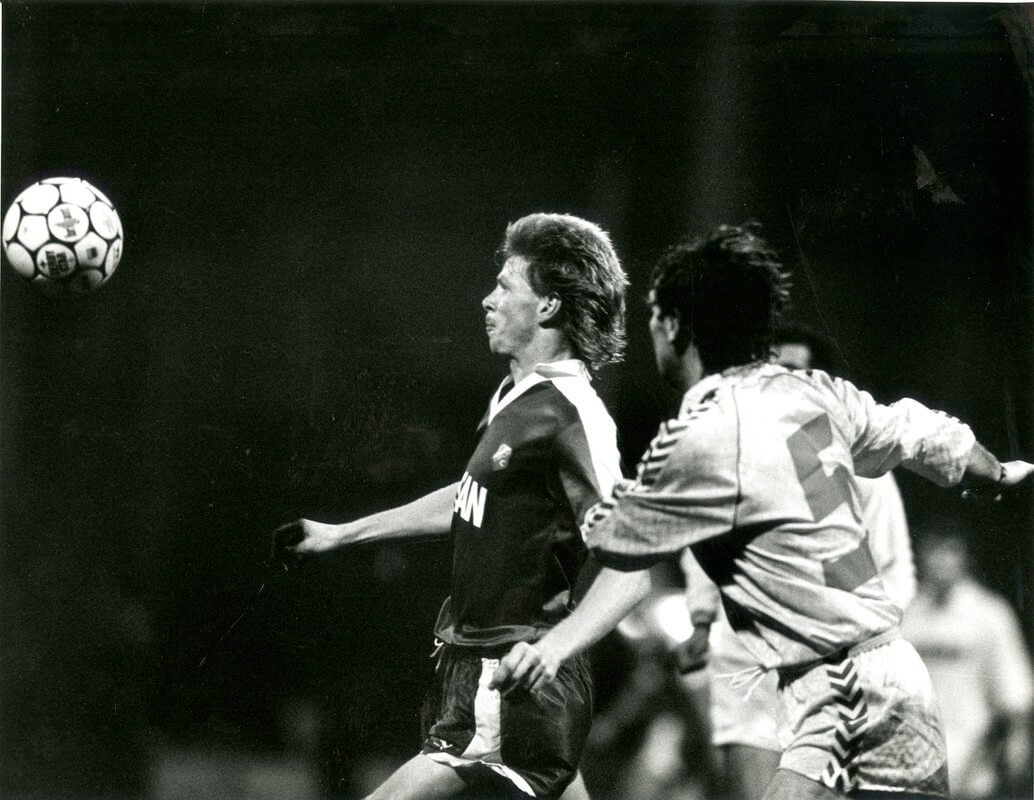 John van Loen aan de bal in 1987. Foto: boek 40 jaar FC Utrecht
