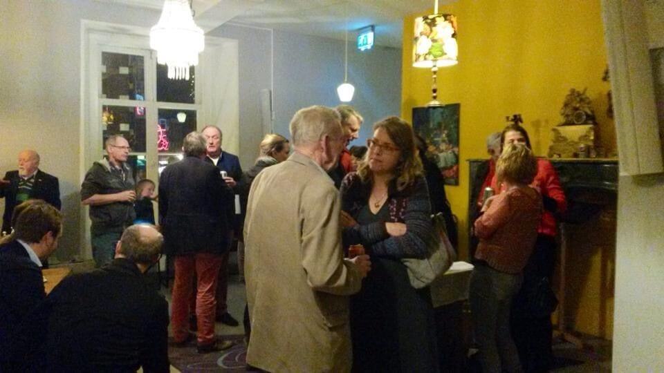 De bijeenkomst in de kleine trouwzaal van het stadhuis werd druk bezocht. Foto: H. Kuperus