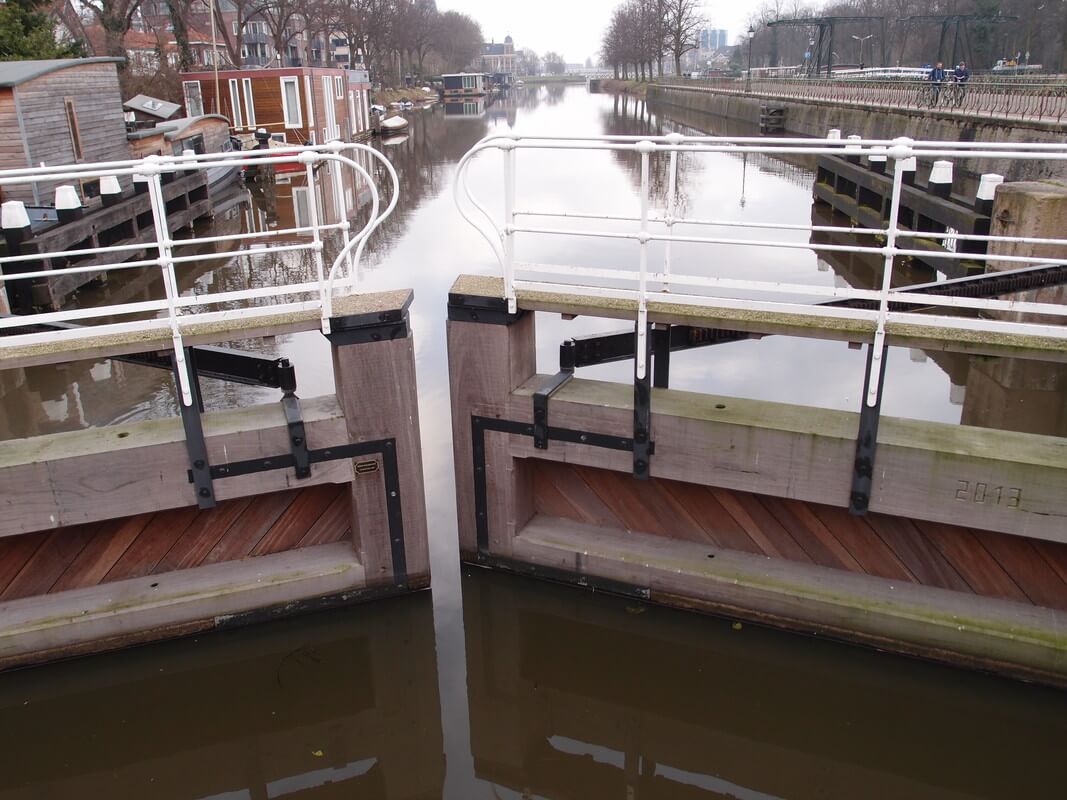 De houten deuren van de sluis tegenover café Kanaalzicht zijn vorig jaar vervangen. Foto: L. Engelman