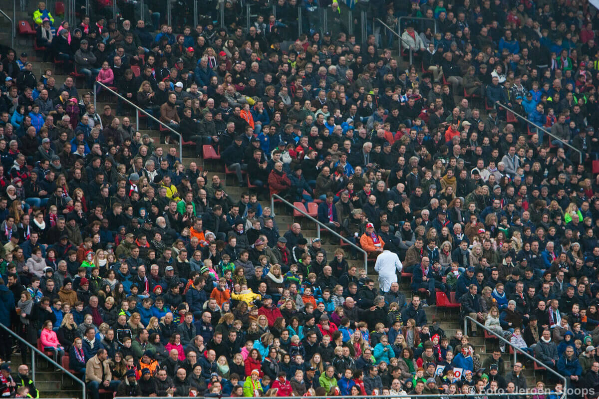 Tribunes vol met kinderen. Foto: Jeroen Stoops