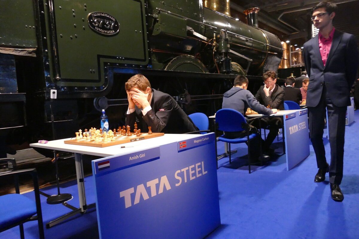 Giri maakt een wandeling terwijl wereldkampioen Carlsen z'n hoofd breekt over een volgende zet. Foto: Ton van den Berg