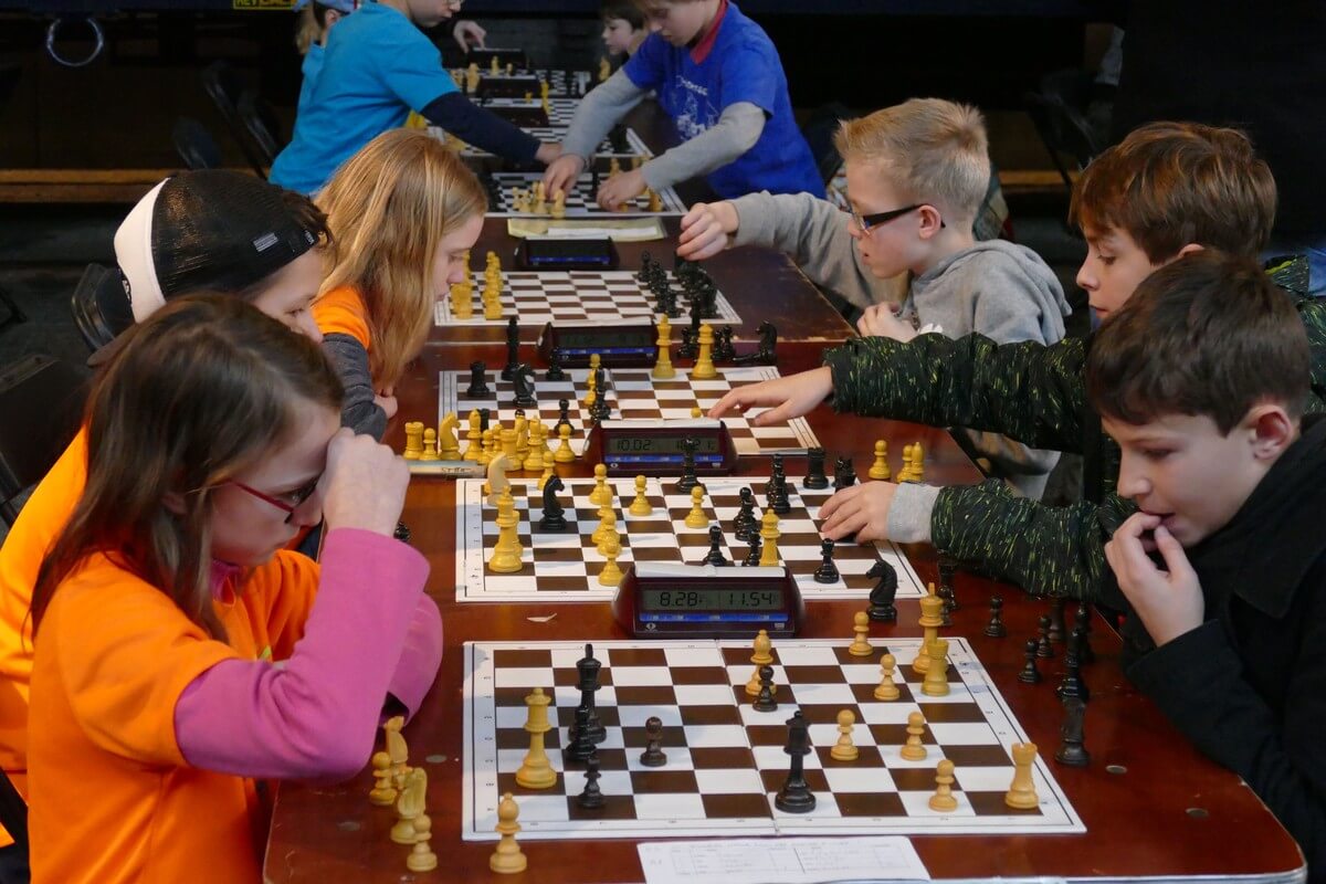 Utrechtse scholieren binden de strijd aan op het schaakbord. Foto: Ton van den Berg