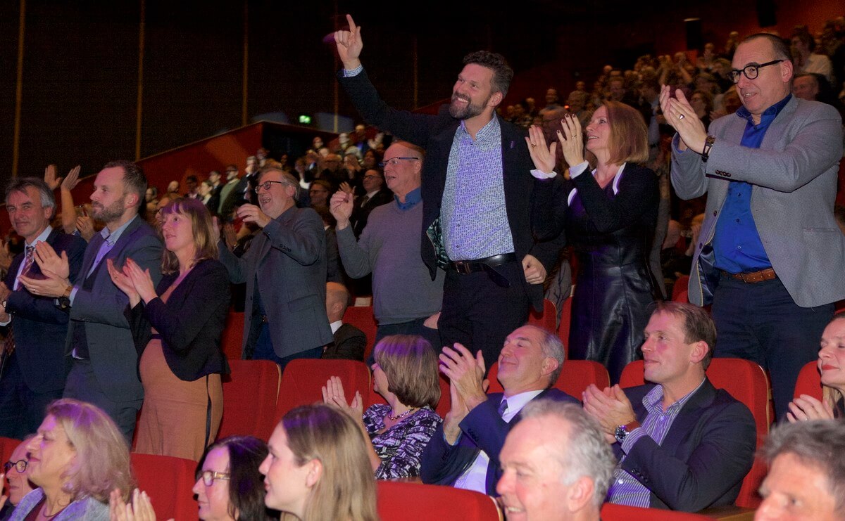 Het publiek gaat uit z'n bol bij The Brahms. Foto: Ton van den Berg