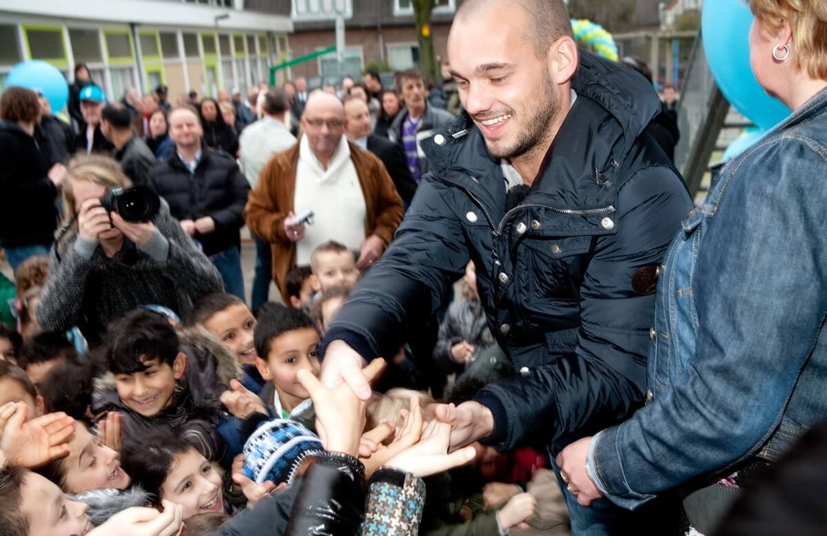 Wesley Sneijder bij een bezoek aan Ondiep in 2011. Foto: Ton van den Berg