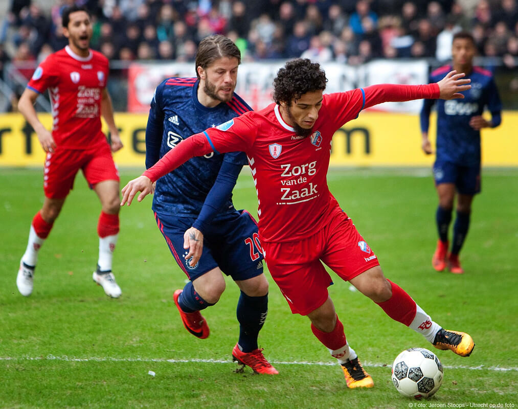 Ayoub laat zich niet stoppen door Schone. foto: Jeroen Stoops