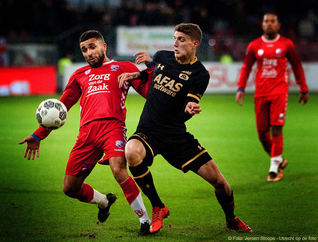 Labyad in duel met Til (AZ). Foto: Jeroen Stoops